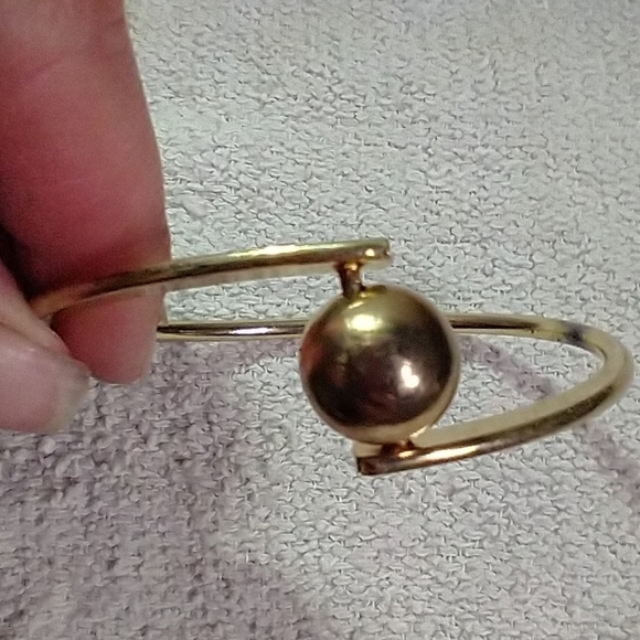 Goldtone asymmetrical ball bangle bracelet - Picture 1 of 4